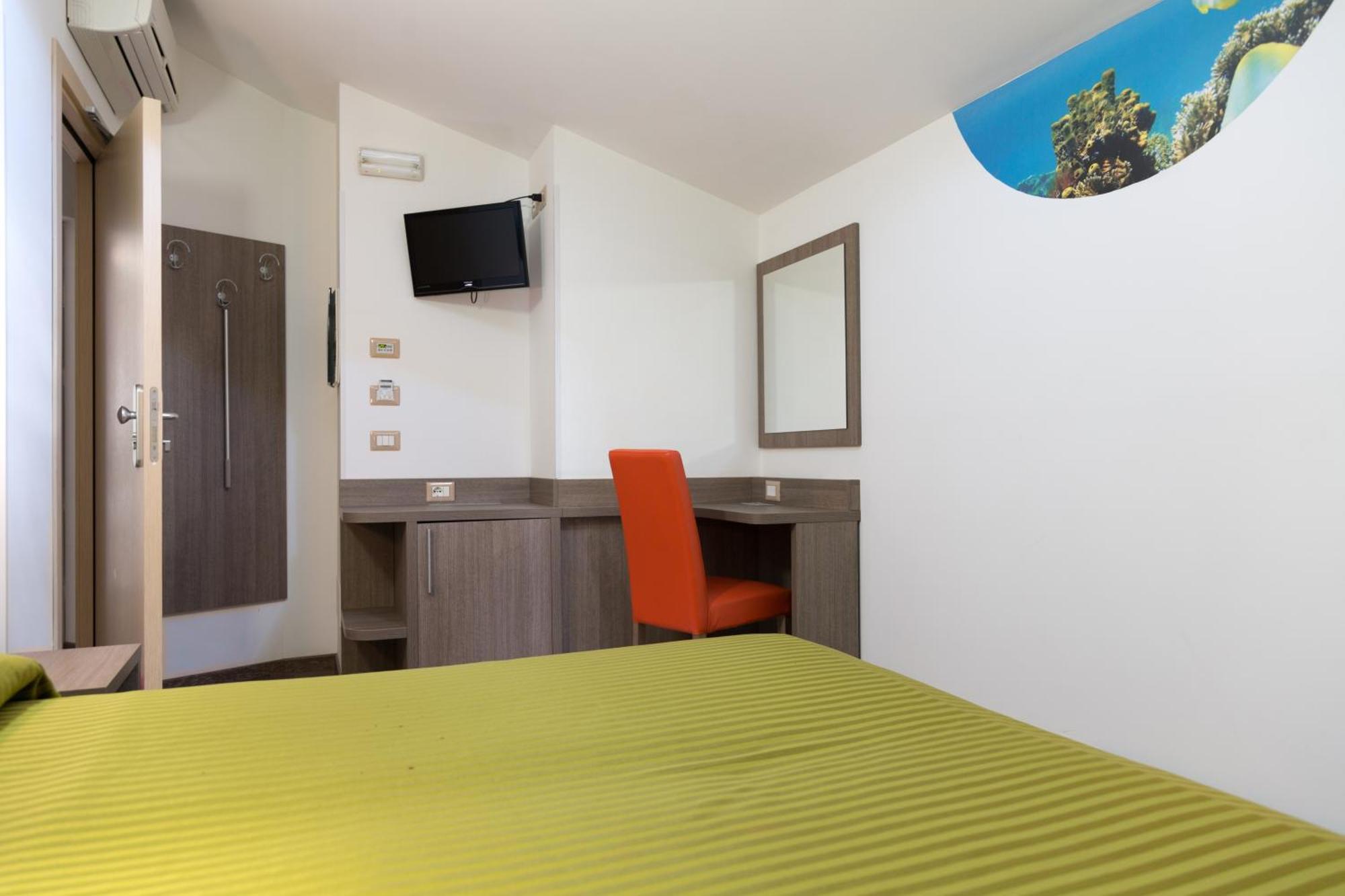 Hotel Miramare Пинето Екстериор снимка