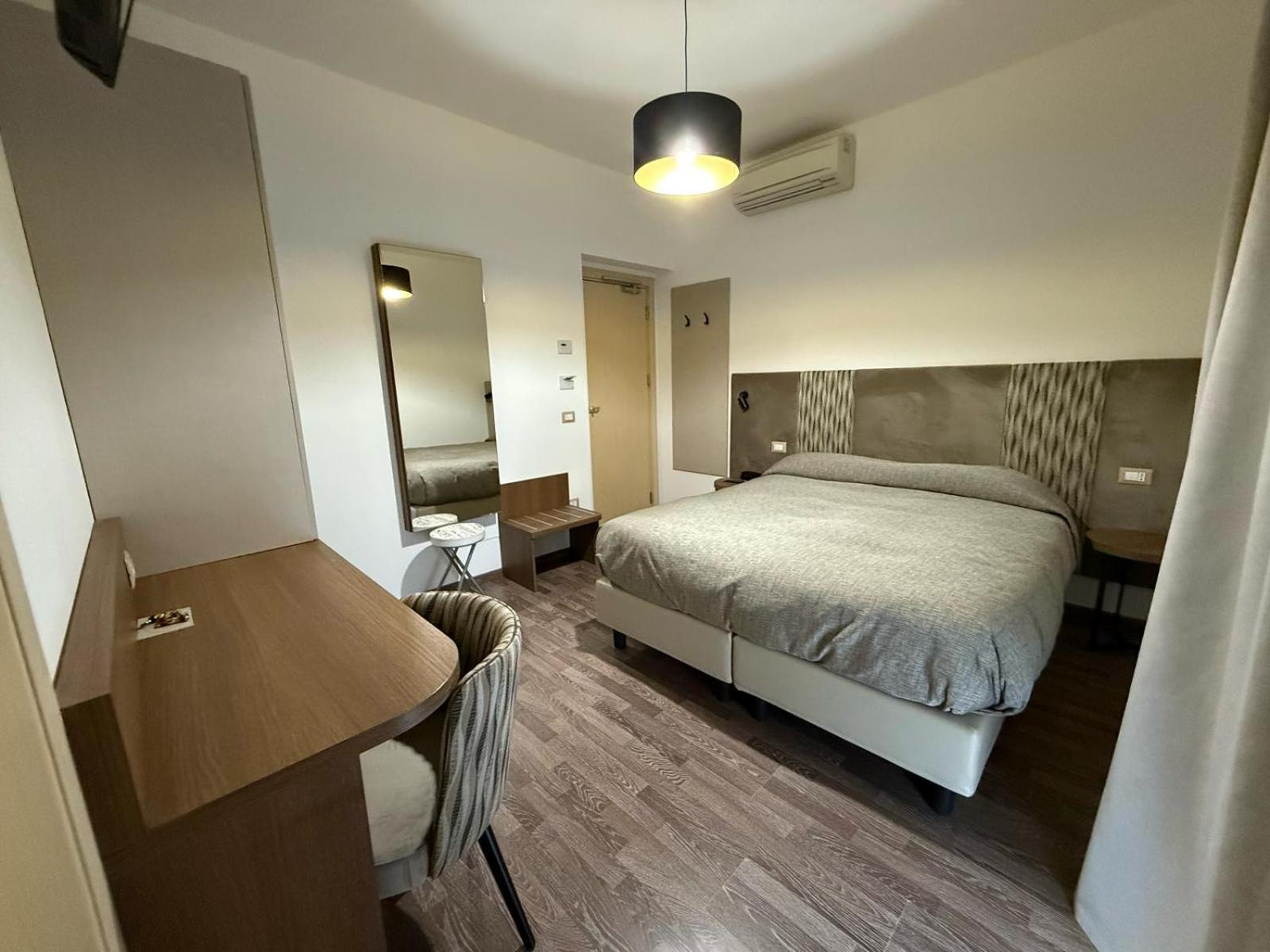 Hotel Miramare Пинето Екстериор снимка