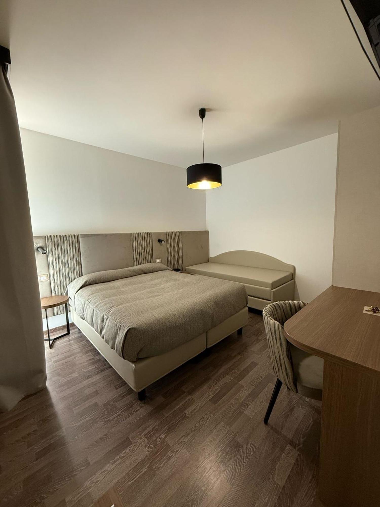 Hotel Miramare Пинето Екстериор снимка