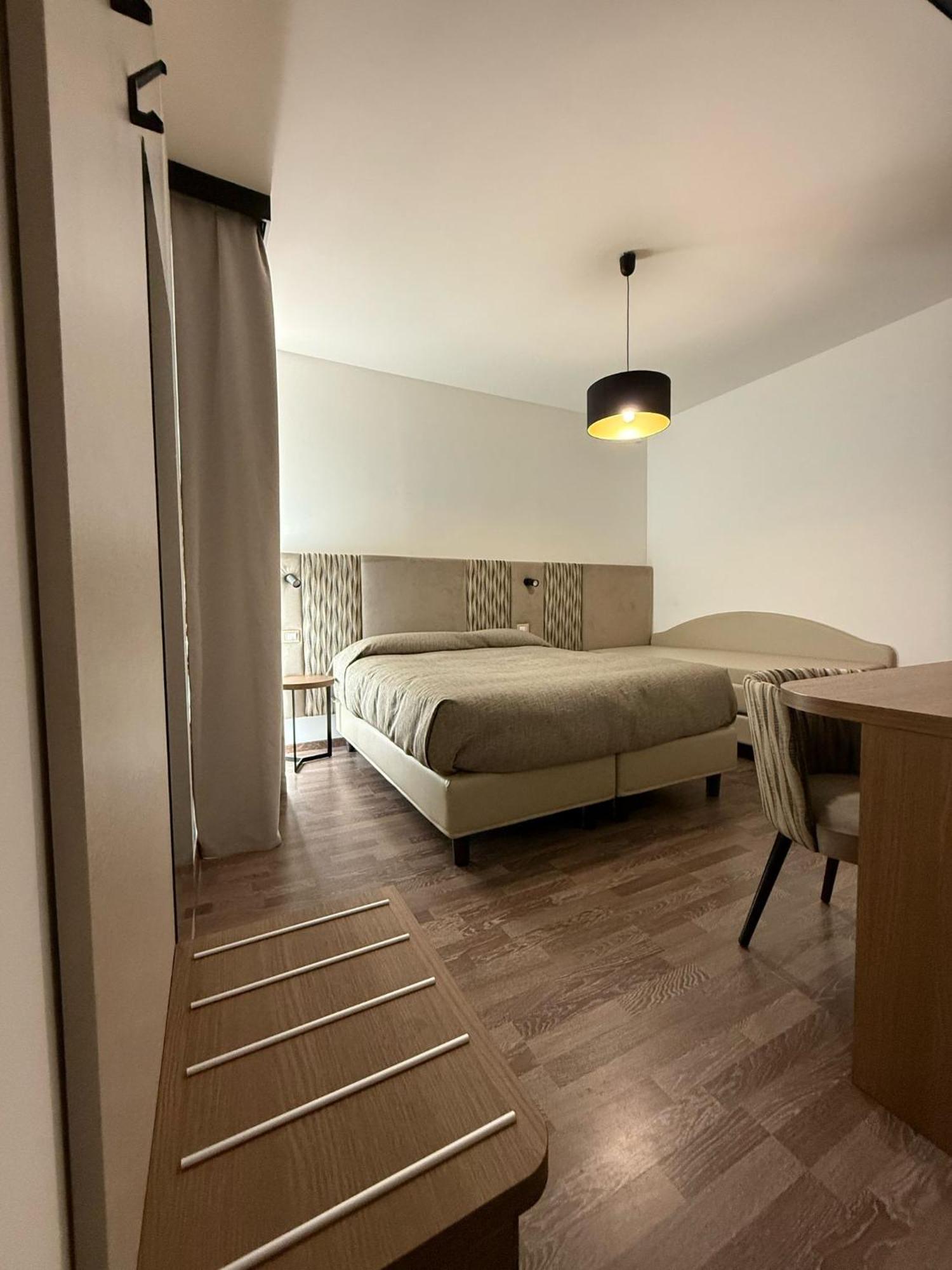 Hotel Miramare Пинето Екстериор снимка